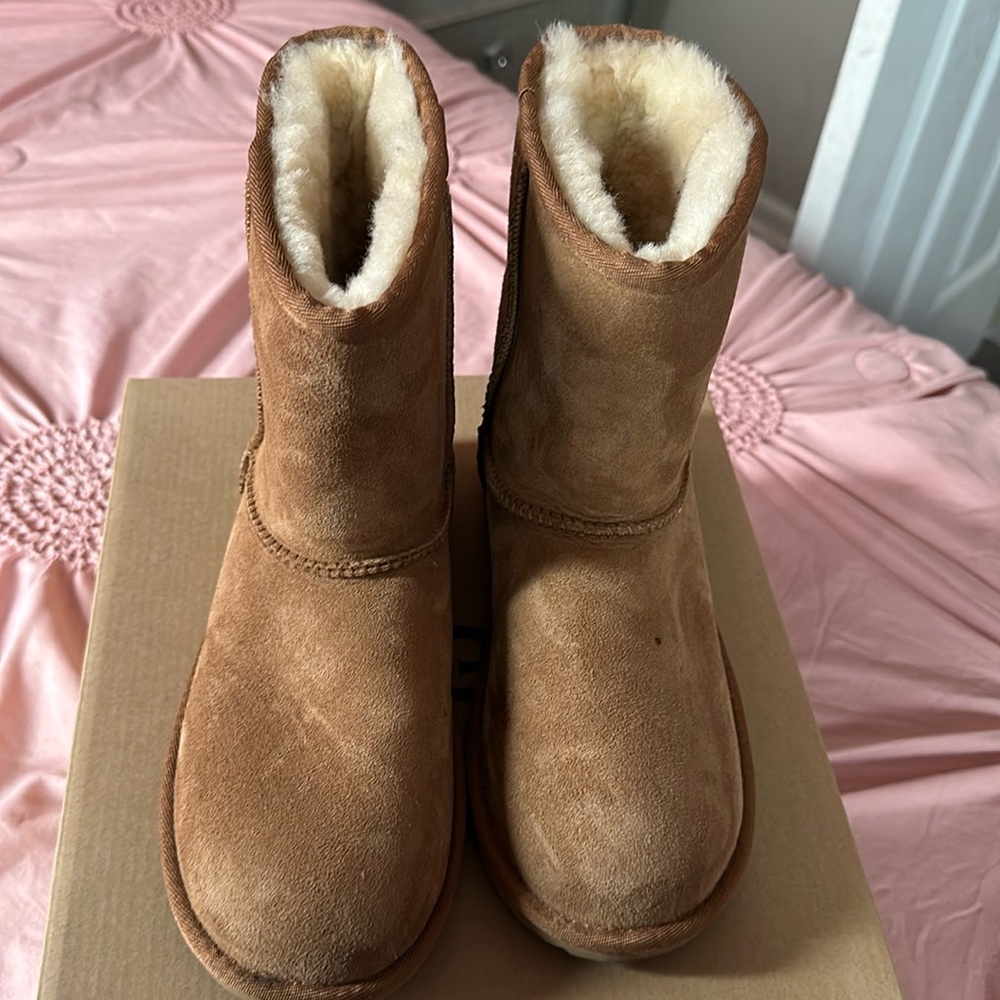 Girl Ugg boots